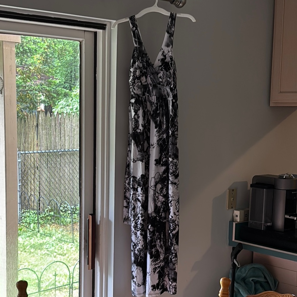 Pretty Young Thing Black and White Floral Maxi Dress size Medium